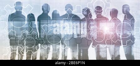 Doppelt belichtete Gänge Mechanismus auf verschwommenen Hintergrund. Geschäftliche und industrielle Prozessautomatisierung Konzept. Stockfoto