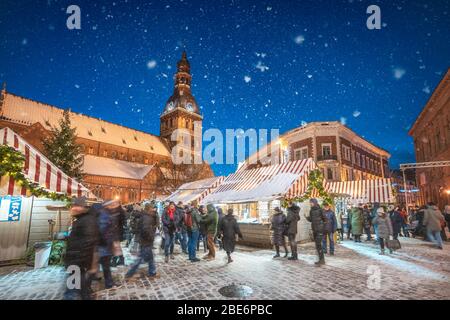 Christmassenmarkt und Rigaer Doms-Kathedrale bei Nacht im Winter, Altstadt, UNESCO-Weltkulturerbe, Riga, Lettland, Europa Stockfoto