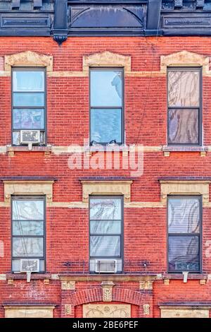 Rote Backsteinfassade in New York Stockfoto