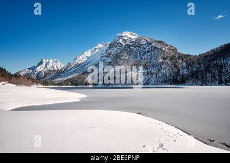 Panoramablick auf den Predil-See, die fünf Gipfel und die Alpen rund um Tarvisio, Friaul Julisch Venetien, Italien Stockfoto