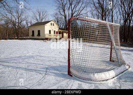 Eishockeybahn im Park im Winter Stockfoto