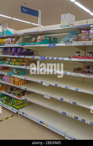 Leere Mehlregale in einem Tesco Supermarkt während der Coronavirus-Epidemie, Ely, Cambridgeshire, England Stockfoto