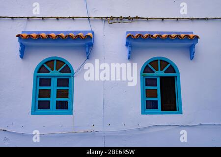 Zwei blaue Fenster in Chefchaouen Marokko Stockfoto