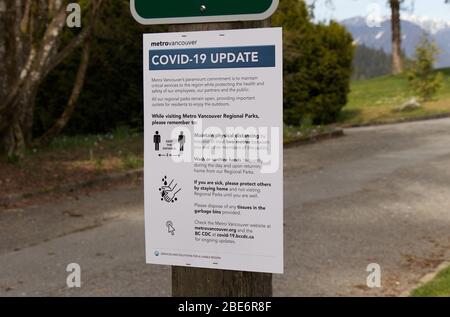 Vancouver, Kanada - 8. April 2020: Das Hinweisschild 'COVID-19 Update' zeigt, wie man die Ausbreitung von Viren beim Besuch der Metro Vancouver Regional Parks verhindern kann Stockfoto