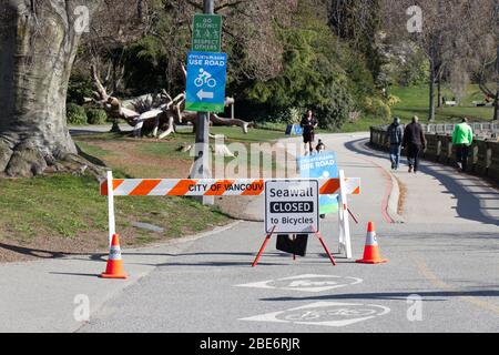 Vancouver, Kanada - 11. April 2020: Blick auf das Schild "Alle wegen COVID-19 für Fahrräder geschlossen" (Coronavirus) Stockfoto