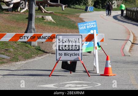 Vancouver, Kanada - 11. April 2020: Blick auf das Schild "Alle wegen COVID-19 für Fahrräder geschlossen" (Coronavirus) Stockfoto