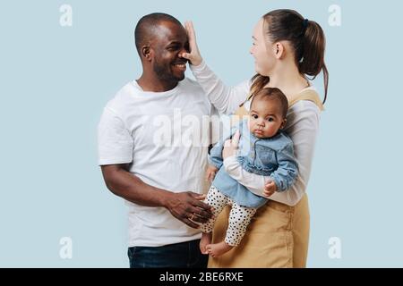 Glücklich gemischte Rasse Familie mit einander interagieren, tun dumme Dinge Stockfoto