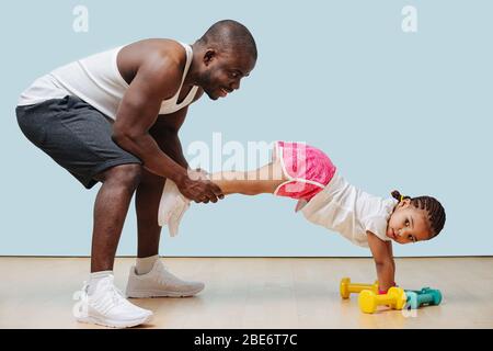 Vater und Tochter arbeiten während der Abschaltung von covid-19 Stockfoto