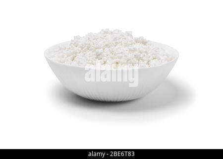Schüssel mit körnigen Quark isoliert auf einem weißen Hintergrund Stockfoto