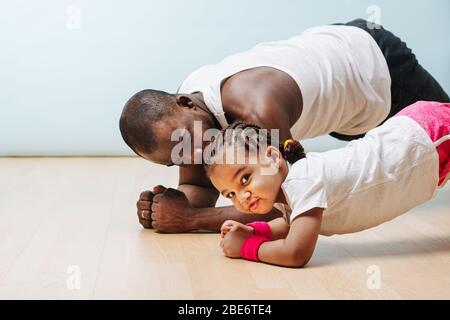 Vater und Tochter bleiben in Form in Isolation, tun Planke Stockfoto