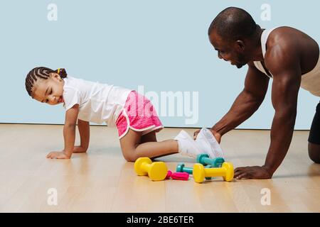 Vater und Tochter haben Spaß bei ihrer Bewegung in Isolation Stockfoto