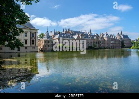 Blick auf den Hofvijver (Hofteich) und das niederländische parlamentsgebäude (Het Binnenhof) in Den Haag, Niederlande Stockfoto
