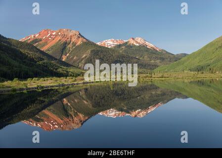 Berge entlang des Million Dollar Highway in Western Colorado, der über Crystal Lake reflektiert Stockfoto