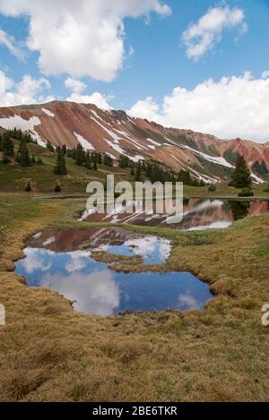 Porträtaufnahme von Reflections in kleinen Seen entlang des Corkscrew Gulch, Colorado, USA. Stockfoto