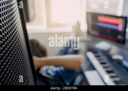 Nahaufnahme der Musiksäule. Konzept der verschwommenen Bilder. Erfolg und wachsen bei der Arbeit der Musikindustrie. Verkauf von Soundtracks und Songs. Der Mensch arbeitet an Klang Stockfoto