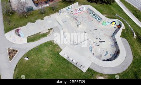 April 12 2020, London Ontario Kanada, Luftaufnahme des Skateparks auf Wonderland Rd North ist während des Coronavirus geschlossen. Stockfoto