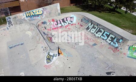 April 12 2020, London Ontario Kanada, Luftaufnahme des Skateparks auf Wonderland Rd North ist während des Coronavirus geschlossen. Stockfoto