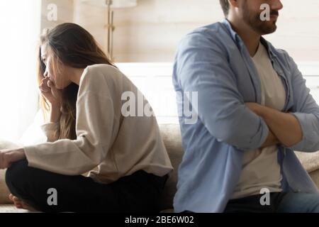 Gestresste junge Ehepaar ignorieren einander nach Streit. Stockfoto