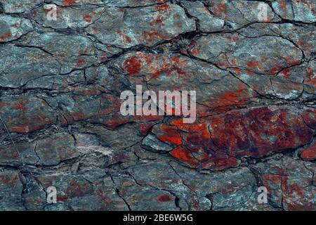 Natürliche Basaltsteinwand mit Rissen und Spalten. Gesteinsstruktur. Graphit Steinwand.Steinhintergrund. Fotografie mit natürlichem Tageslicht. Struktur Stockfoto