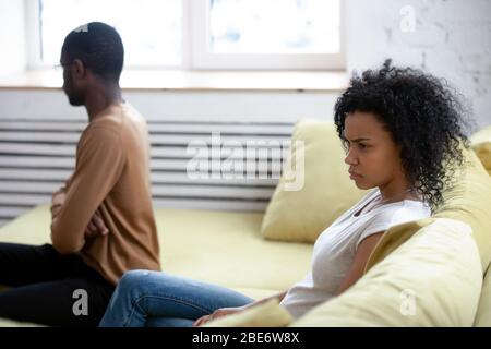 Verärgert Freundin Gefühl schuldig nach Streit mit afroamerikanischen Freund. Stockfoto