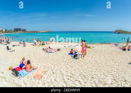 AYIA NAPA, ZYPERN - 08. August 2018: Touristen entspannen sich am Strand von Nissi Stockfoto