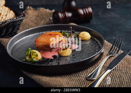 Gebackenes Fleisch, das wunderschön auf Tellern in der Dose serviert wird, serviert aus dem Chefpot, mit Kartoffelpüree und Brokkoli-Sauce Rote Beete. Essen Foto, rustikalen Stil Stockfoto