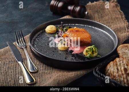 Gebackenes Fleisch, das wunderschön auf Tellern in der Dose serviert wird, serviert aus dem Chefpot, mit Kartoffelpüree und Brokkoli-Sauce Rote Beete. Essen Foto, rustikalen Stil Stockfoto