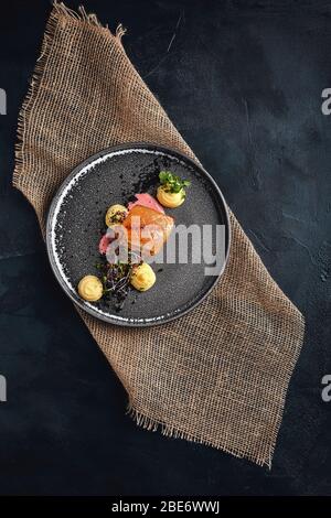 Gebackenes Fleisch, das wunderschön auf Tellern in der Dose serviert wird, serviert aus dem Chefpot, mit Kartoffelpüree und Brokkoli-Sauce Rote Beete. Essen Foto, rustikalen Stil Stockfoto