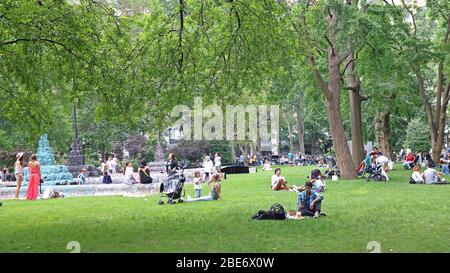 New York, USA - 05. Juni 2019: Menschen, die schönes Wetter genießen, haben den Central Park in New York City geliehen. Leute, die schöne Zeit mit ihren Kindern, Stockfoto