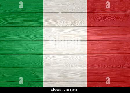 Italien Flagge auf alten Holzplanke Hintergrund gemalt. Gebürstete natürliche Licht geknotete Holzbretter Board Textur. Holzstruktur Hintergrund Flagge von Italien Stockfoto