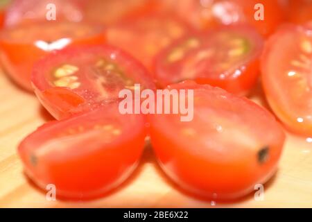 Bund von roten Tomaten in Scheiben geschnitten.Nahaufnahme und bereit zum Kochen. Stockfoto