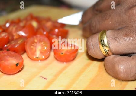 Bund von roten Tomaten in Scheiben geschnitten.Nahaufnahme und bereit zum Kochen. Stockfoto