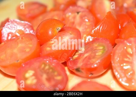 Bund von roten Tomaten in Scheiben geschnitten.Nahaufnahme und bereit zum Kochen. Stockfoto