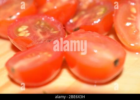 Bund von roten Tomaten in Scheiben geschnitten.Nahaufnahme und bereit zum Kochen. Stockfoto