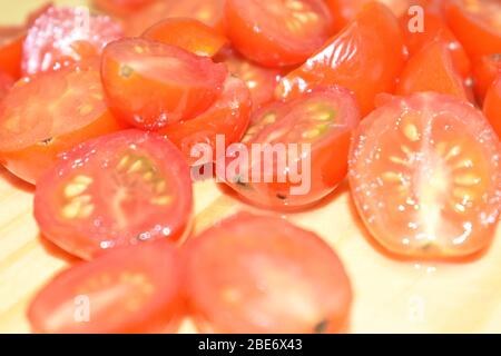 Bund von roten Tomaten in Scheiben geschnitten.Nahaufnahme und bereit zum Kochen. Stockfoto