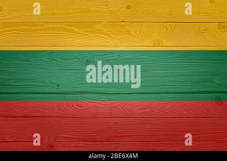 Litauische Flagge auf altem Holzplankenhintergrund gemalt. Gebürstete natürliche Licht geknotete Holzbretter Board Textur. Holzstruktur Hintergrundfahne von Lith Stockfoto
