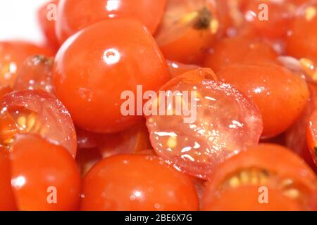 Bund von roten Tomaten in Scheiben geschnitten.Nahaufnahme und bereit zum Kochen. Stockfoto