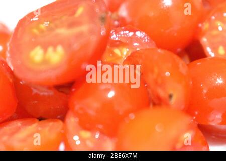 Bund von roten Tomaten in Scheiben geschnitten.Nahaufnahme und bereit zum Kochen. Stockfoto