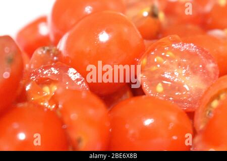 Bund von roten Tomaten in Scheiben geschnitten.Nahaufnahme und bereit zum Kochen. Stockfoto