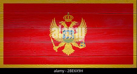 Montenegro Flagge auf alten Holzplanke Hintergrund gemalt. Gebürstete natürliche Licht geknotete Holzbretter Board Textur. Holzstruktur Hintergrundfahne von Mon Stockfoto