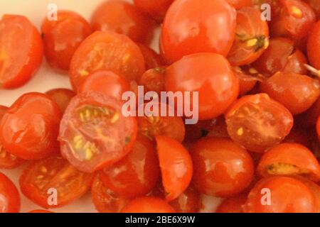 Bund von roten Tomaten in Scheiben geschnitten.Nahaufnahme und bereit zum Kochen. Stockfoto