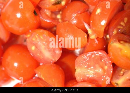 Bund von roten Tomaten in Scheiben geschnitten.Nahaufnahme und bereit zum Kochen. Stockfoto