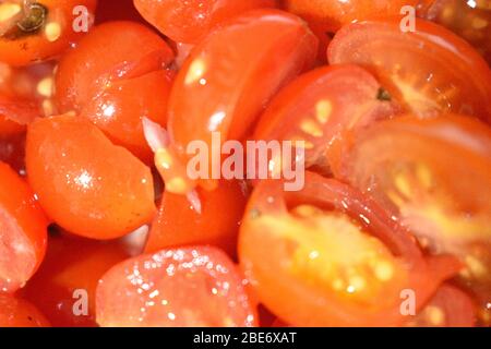 Bund von roten Tomaten in Scheiben geschnitten.Nahaufnahme und bereit zum Kochen. Stockfoto