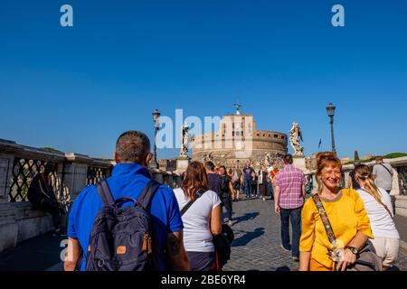 Straßen von Rom, Mausoleum von Hadrian (Castel Sant'Angelo), Touristen über die Aelian Brücke (Ponte Sant'Angelo), Rom, Italien. Stockfoto