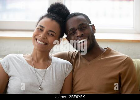 Nahaufnahme Porträt von jungen glücklich afroamerikanischen Paar. Stockfoto