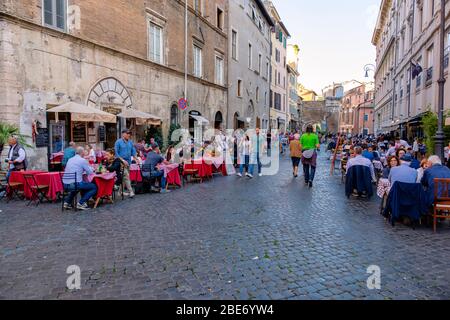 Rom Straßen, Leute essen draußen in der Via del Portico d'Ottavia, La Taverna del Ghetto Restaurant, Jüdisches Ghetto, Rom, Italien. Stockfoto