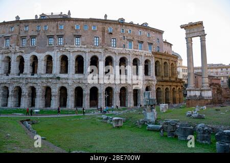 Antike Gebäude in Rom, Via del Foro Piscario, Tempel des Apollo Socianus und Theater des Marcellus (Teatro di Marcello), Rom, Italien. Stockfoto