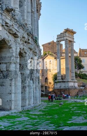 Antike Gebäude in Rom, Via del Foro Piscario, Tempel des Apollo Socianus und Theater des Marcellus (Teatro di Marcello), Rom, Italien. Stockfoto