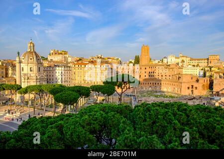 Antike Gebäude in Rom, Blick auf die Stadtlandschaft der goldenen Stunde, Panoramablick auf die Via dei Fori Imperiali, Trajan Forum, Trajanssäule, Rom, Italien. Stockfoto