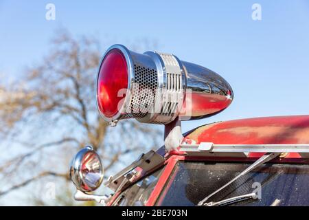 Klassischer Vater und Licht auf einem alten Feuerwehrauto Stockfoto